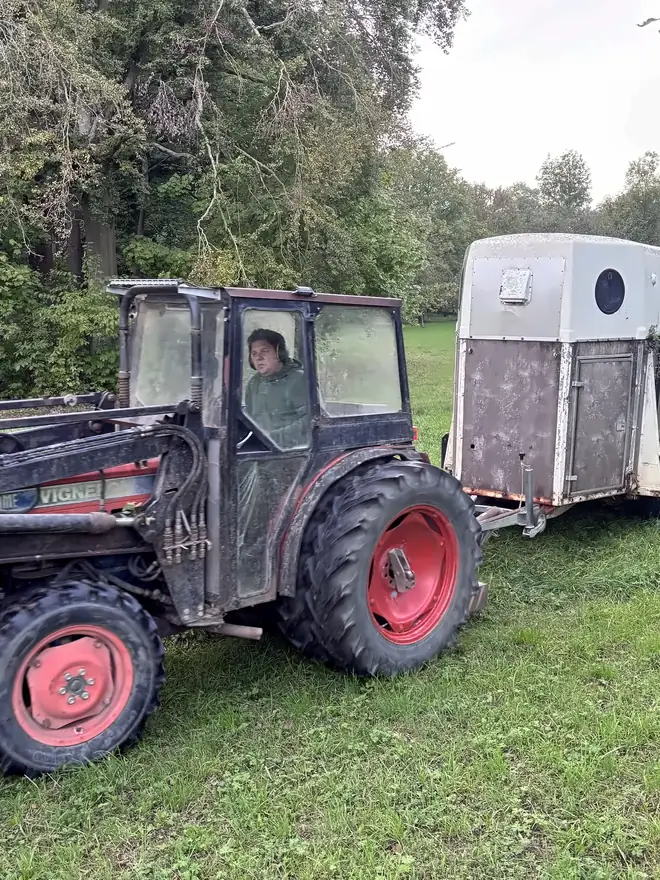 Marius Strauch im Traktor mit dem Weidewagen